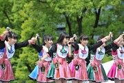 「手をつなごう」でアカペラを披露する柏木ひなた（写真中央）。