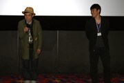 上映時の舞台挨拶でのGOMA（写真左）と松江哲明（右）。