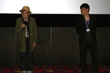 上映時の舞台挨拶でのGOMA（写真左）と松江哲明（右）。