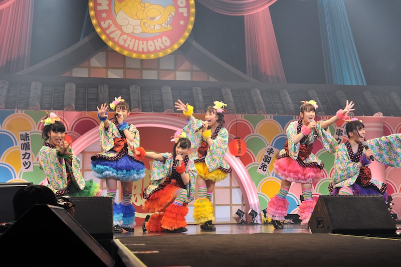 写真は「チームしゃちほこ World Premium Japan Tour 2013 ~見切り発車は蜜の味~」Zepp Nagoya公演の様子。