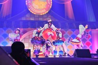 新曲「首都移転計画」では秋本帆華を中心とした大技を披露。