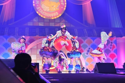 新曲「首都移転計画」では秋本帆華を中心とした大技を披露。