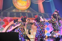 写真は5月3日の愛知・Zepp Nagoya公演より「マジ感謝」のラストシーン。
