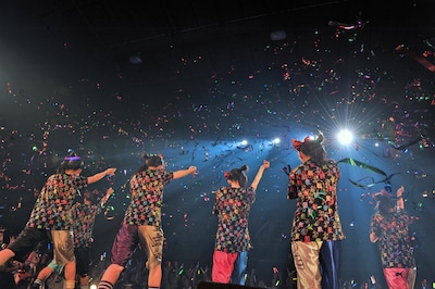 アンコール最後の「乙女受験戦争」では「轟けバズーカ砲！」の歌詞にあわせて6色のテープが飛んだ。