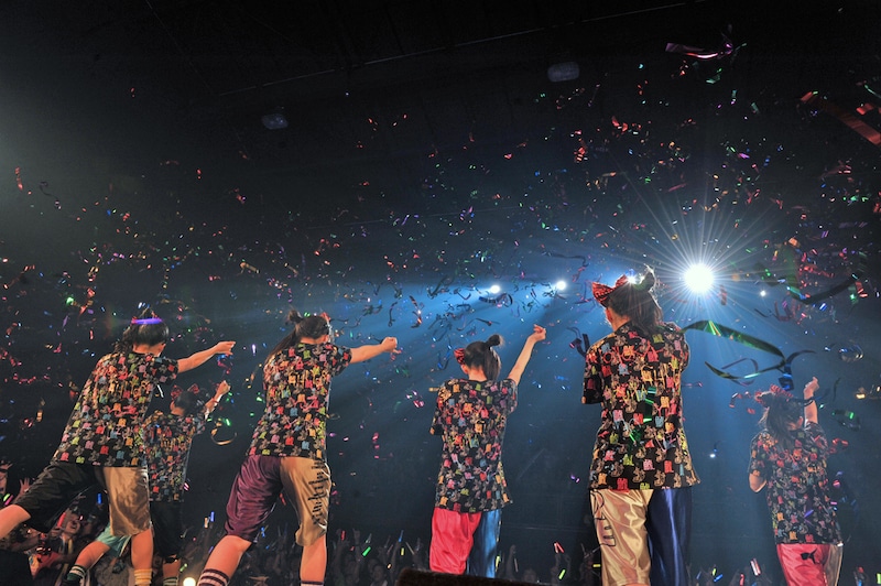 アンコール最後の「乙女受験戦争」では「轟けバズーカ砲!」の歌詞にあわせて6色のテープが飛んだ。