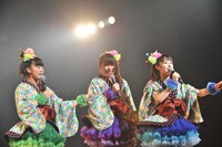 写真左から坂本遥奈、大黒柚姫、咲良菜緒。