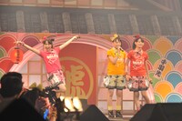 写真左から安藤ゆず、伊藤千由李、秋本帆華。