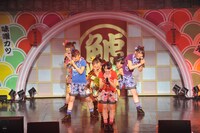 写真は5月3日に行われた「チームしゃちほこ World Premium Japan Tour 2013 ～見切り発車は蜜の味～」愛知・Zepp Nagoya公演の様子。