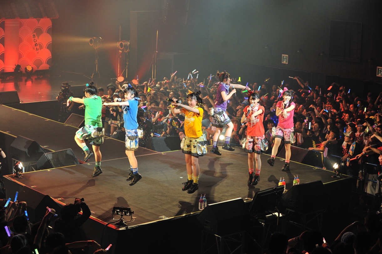 「チームしゃちほこ World Premium Japan Tour 2013 ～見切り発車は蜜の味～」Zepp Nagoya公演の様子。