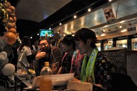 会場ロビーでは開演前から終演後まで、スタッフによる“音漏れ配信”が実施された。