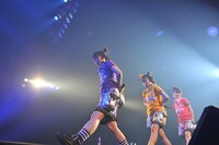 花道を歩く大黒柚姫、伊藤千由李、秋本帆華（写真左から）。