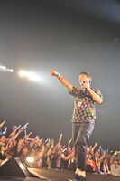 慌てるメンバーをあざ笑う店長。