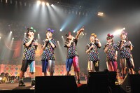 いつの間にか2階席に移動していた店長を発見した秋本帆華（左から3番目）。