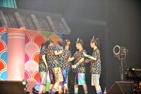 最後の最後に涙を見せた秋本帆華を取り囲むメンバー。