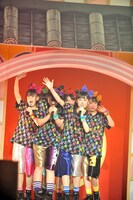 名残惜しそうにステージを去るチームしゃちほこ。