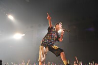 モニタに足を乗せ観客を煽る伊藤千由李。