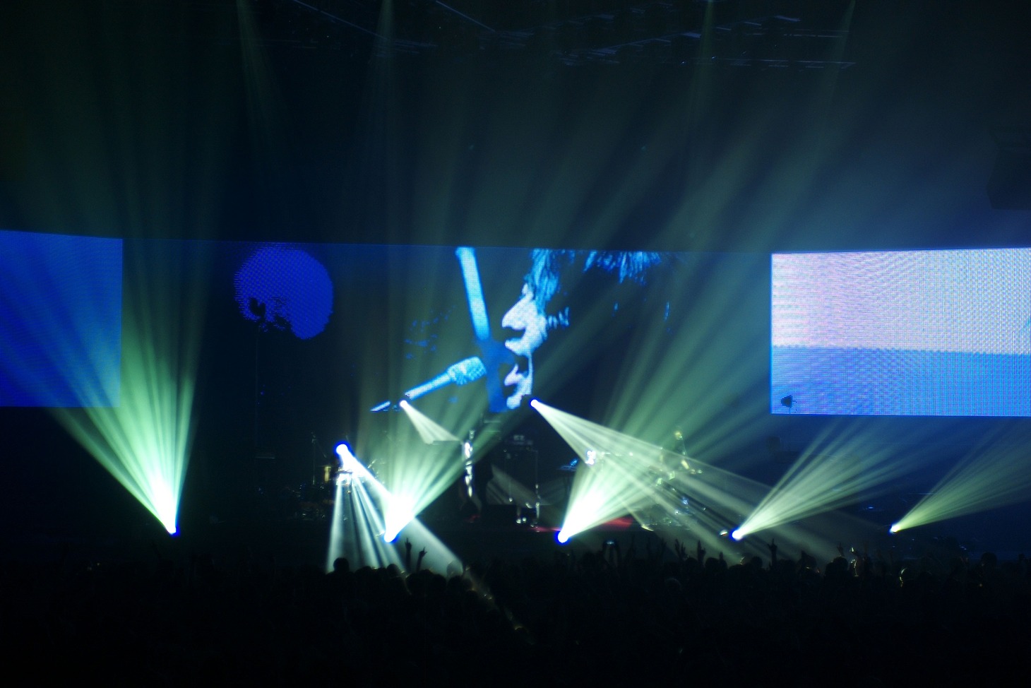 5月3日に東京・日本武道館で行われたBOOM BOOM SATELLITESワンマンライブの様子。