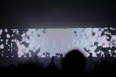 LEDスクリーンが「EMBRACE PARTiCLES」と名付けられた白い光で満ちていく様子。