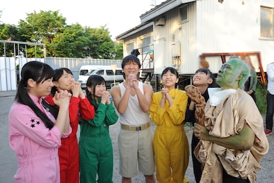 開演前に「ウケますように」とお祈りするももクロの5人と飯塚悟志（中央）、オラキオ（右端）。