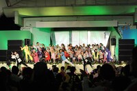 今週の人気の画像6位は「ももクロ、東武動物公園で動物戦士ももいろアニマルZに変身」より、集まったチビノフたちもステージに上がって踊る、子供祭りらしい光景。