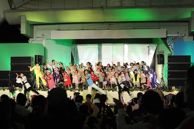 集まったチビノフたちもステージに上がって踊る、子供祭りらしい光景。