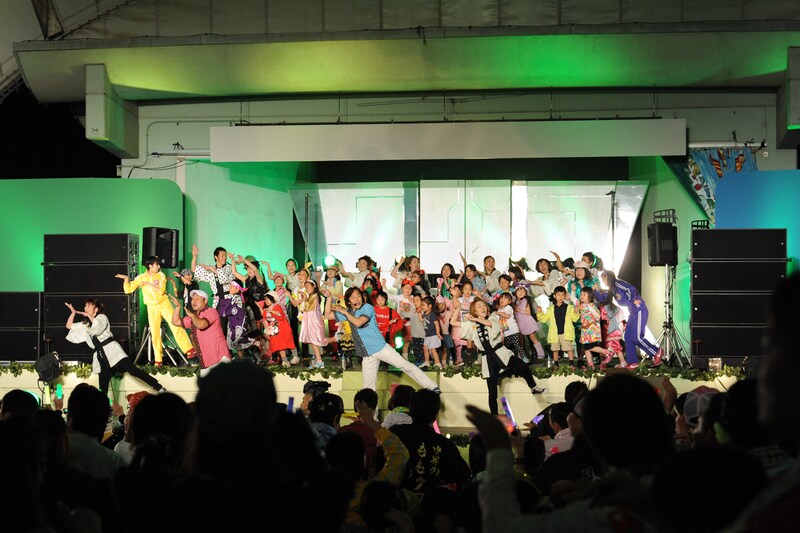 集まったチビノフたちもステージに上がって踊る、子供祭りらしい光景。