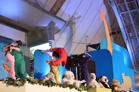 今週の人気の画像9位は「ももクロ、東武動物公園で動物戦士ももいろアニマルZに変身」より、集まったチビノフたちの前で披露した百田夏菜子のえびぞりジャンプ。