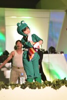 今週の人気の画像10位は「ももクロ、東武動物公園で動物戦士ももいろアニマルZに変身」より、カエルグリーン。