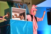 箱に手を入れるウサギピンク。