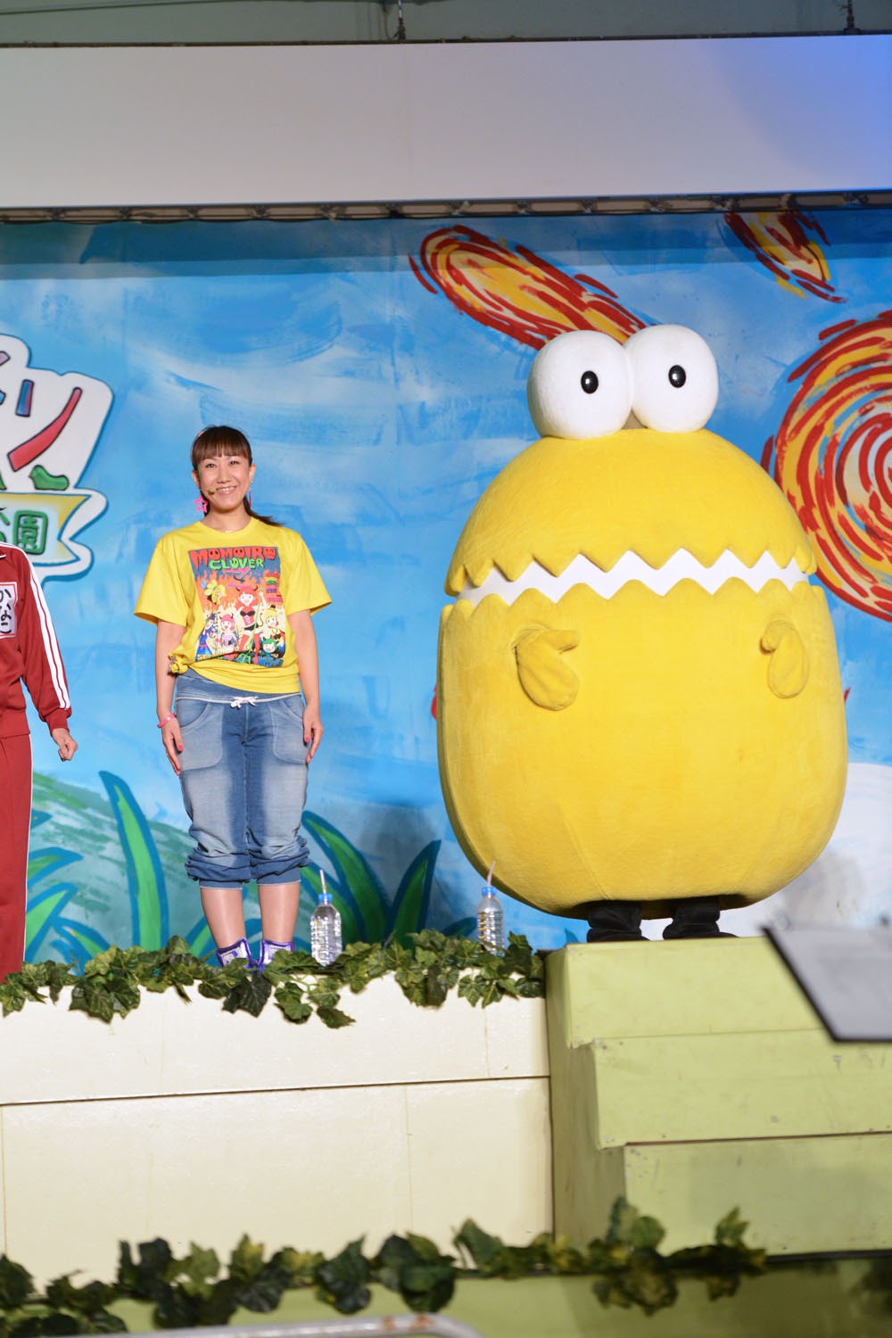 石川ゆみ（左）とテレ玉くん（右）。