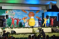 「テレ玉くんの歌」を披露している様子。