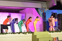 疑問に答えてくれたあーりんロボにお礼をしている様子。