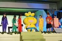 あーりんロボ（右端）が呼び込んだおでんくん（中央）。