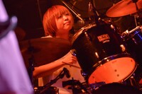 歌川菜穂（Dr, Cho）（撮影：古溪一道）