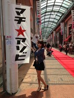 徳島の商店街を歩く藍井エイル。