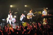 フラワーカンパニーズ、ホフディラン、SCOOBIE DOのコラボステージの模様。