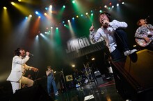 フラワーカンパニーズ、ホフディラン、SCOOBIE DOのコラボステージの模様。