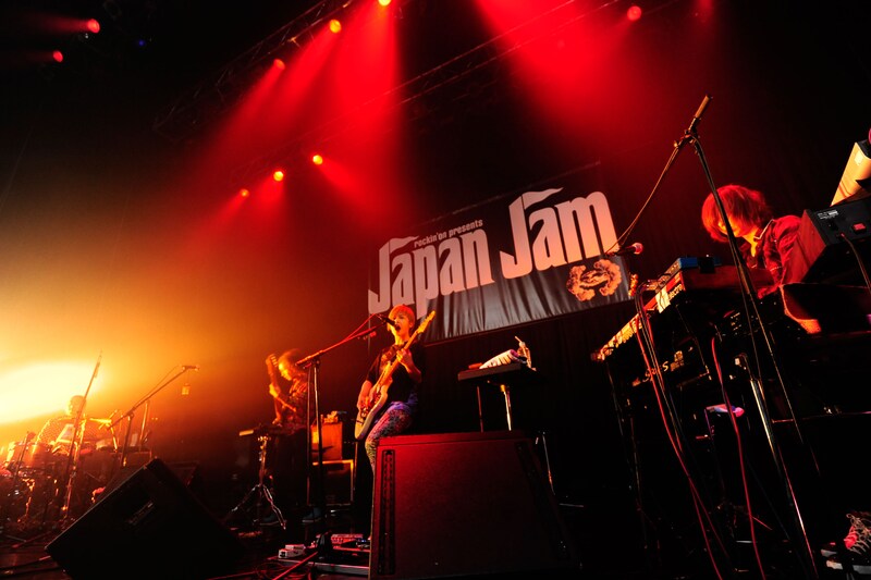 FLOWER FLOWERのステージの様子。