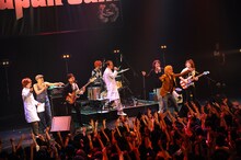 キャロル「ファンキー・モンキー・ベイビー」のパフォーマンス中に乱入したグレートマエカワ、岸田繁、奥田民生の3人を指してトータス松本は“ファンキー・モンキー・ベイビーズ”と呼んだ。