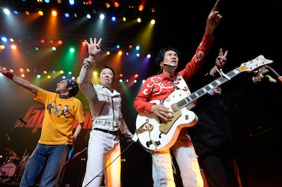 グループ魂と遠藤賢司のコラボステージの様子。