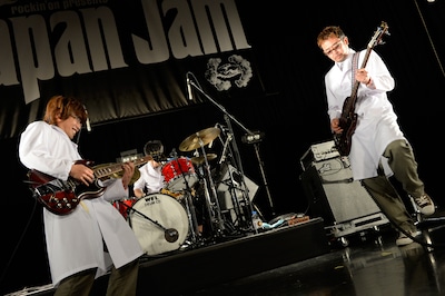 奥田民生、岸田繁（くるり）、伊藤大地（SAKEROCK）による新バンド・サンフジンズ。