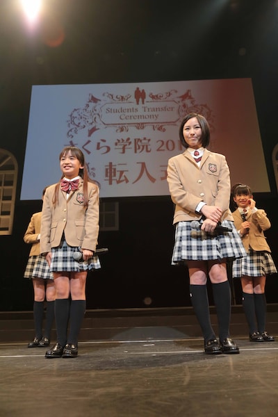 転入生の山出愛子と白井沙樹（左から）。