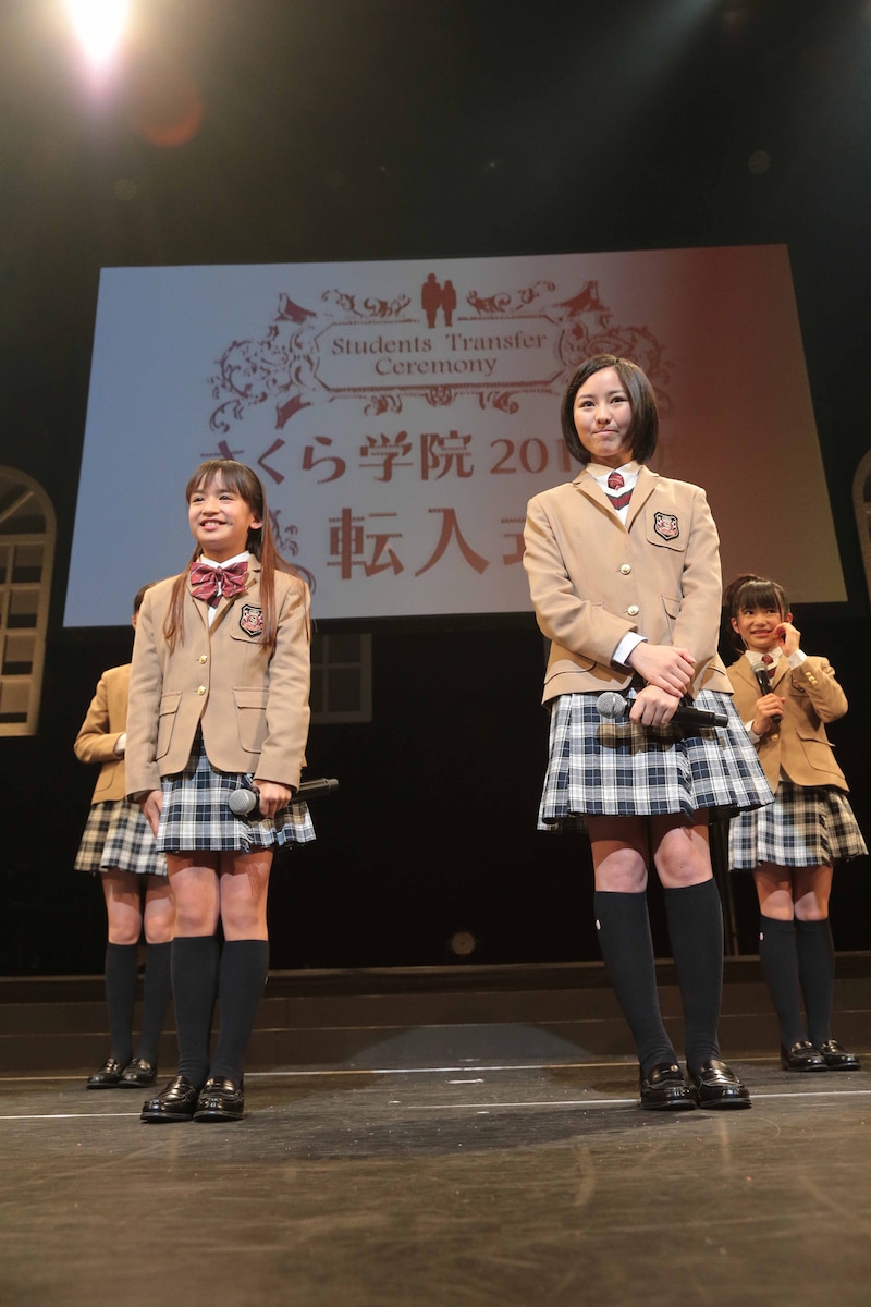 転入生の山出愛子と白井沙樹（左から）。