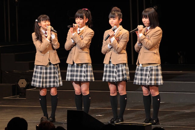 生徒会に任命された堀内まり菜、杉崎寧々、佐藤日向、飯田來麗（左から）。