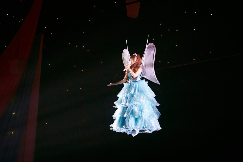 宙を舞うしょこたん。(撮影:藤城貴則)