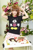 自身の顔が描かれたバースデーケーキを前に「八」のポーズを取るしょこたん。（撮影：藤城貴則）