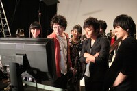 モニタで真剣に写真チェックをするかしゆか（Perfume）、高橋優、あ～ちゃん（Perfume）、岡野昭仁（ポルノグラフィティ）、山村隆太（flumpool）。