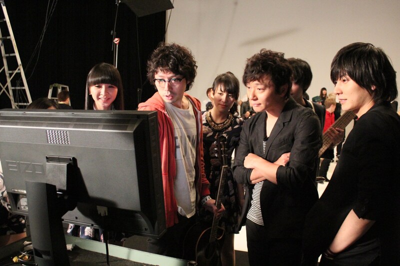 モニタで真剣に写真チェックをするかしゆか（Perfume）、高橋優、あ～ちゃん（Perfume）、岡野昭仁（ポルノグラフィティ）、山村隆太（flumpool）。