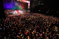 5月6日「私立恵比寿中学よろしくデビュー2周年スタート・ブラッド・クレッシェンド」の様子（撮影：中島たくみ）。