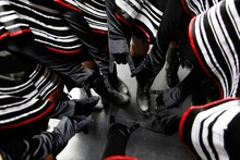 5月6日「私立恵比寿中学よろしくデビュー2周年スタート・ブラッド・クレッシェンド」舞台裏の様子。円陣を組むエビ中（撮影：中島たくみ）。